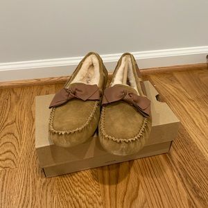 SALE🚨NWT Ugg Moccasin Leather Bow Dakota Chestnut